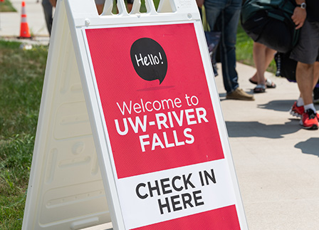 A sign welcoming visitors to UW-River Falls 